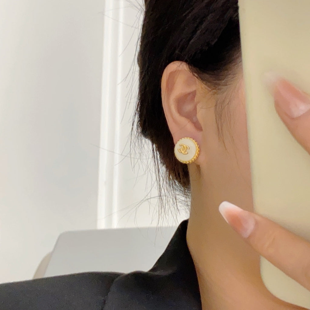 Chanel Pearl Vintage 18K Gold Earrings
